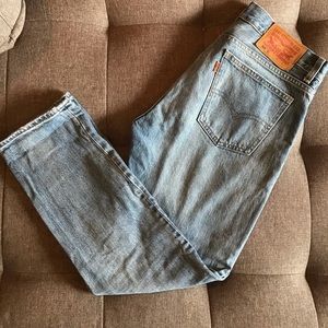 Levi mid-rise distressed mom jean